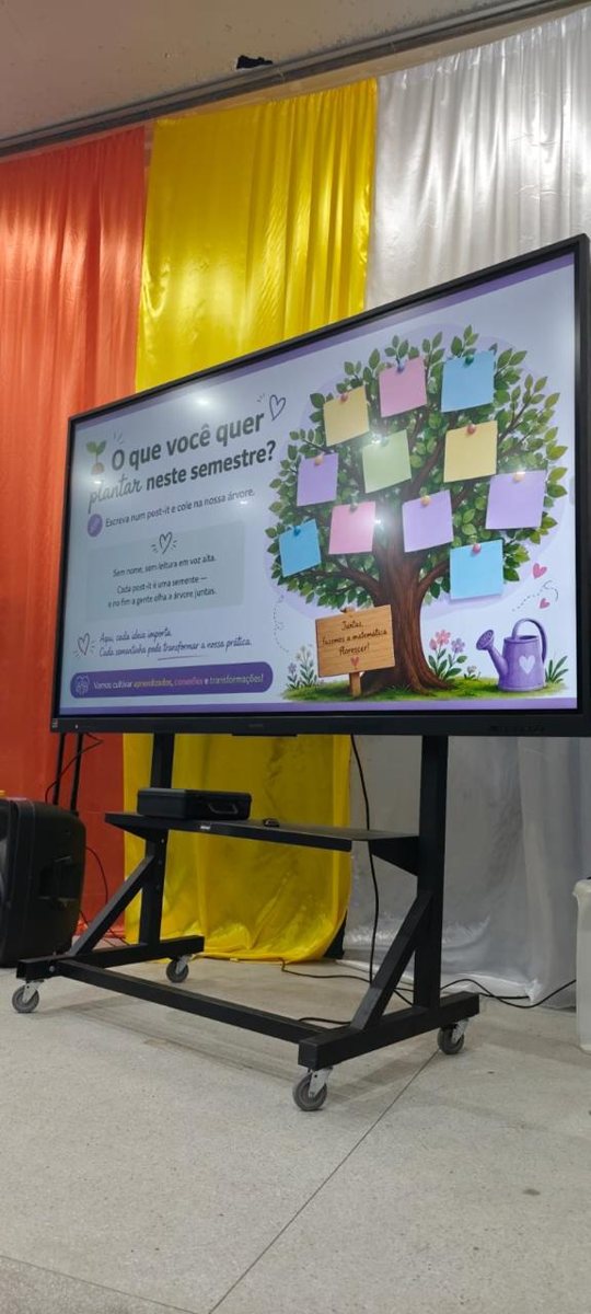 Árvore de post-its com ideias dos professores